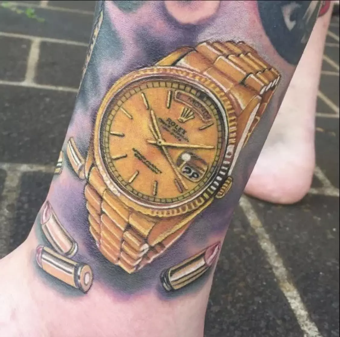 Uhren-Tattoos sind zu einem bizarren neuen Trend geworden. Was ist los?